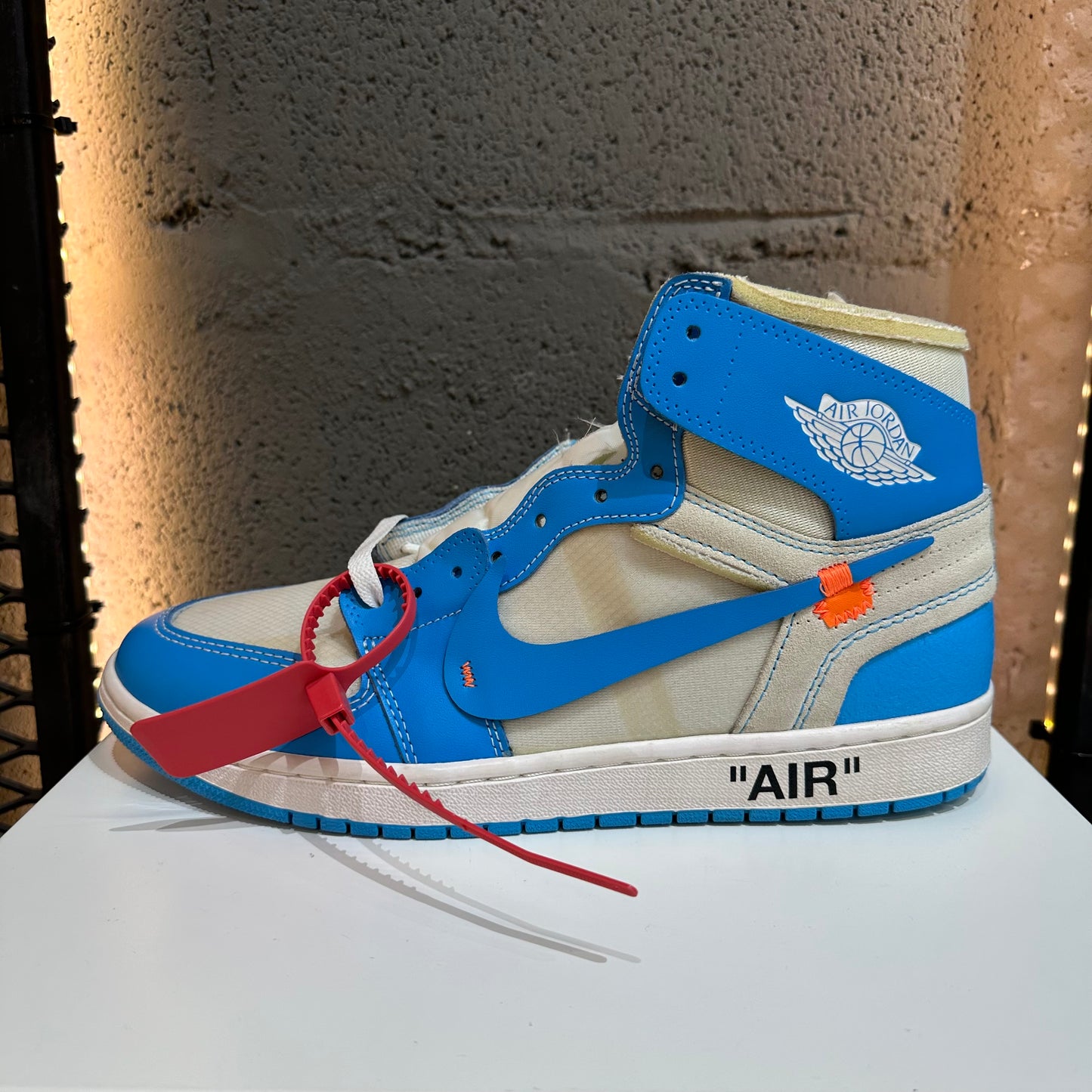 Off-White x Jordan 1 High UNC